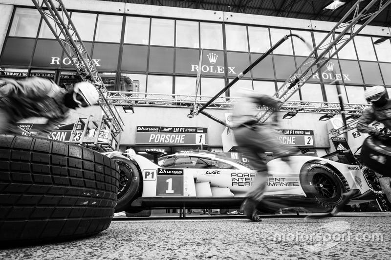 Práctica de pit stop para #1 Porsche Team Porsche 919 Hybrid: Timo Bernhard, Mark Webber, Brendon Hartley