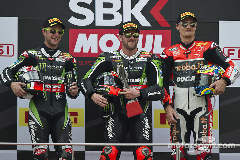 Podium : le vainqueur Tom Sykes, Kawasaki Racing, le deuxième Jonathan Rea, Kawasaki Racing, et le troisième Chaz Davies, Ducati Team