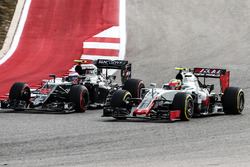 Esteban Gutierrez, Haas F1 Team VF-16 and Jenson Button, McLaren MP4-31 battle for position