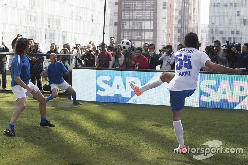 Carlos Sainz jr.,Toro Rosso y Carles Puyol exfutbolista en el partido de fútbol benéfico: de la pista a la cancha