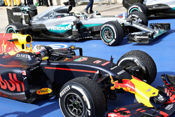 3rd place Daniel Ricciardo, Red Bull Racing RB12 and 1st place Lewis Hamilton, Mercedes AMG F1 W07 Hybrid in parc fermé