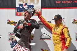 Le vainqueur Will Power, Team Penske Chevrolet, le 3e Ryan Hunter-Reay, Andretti Autosport Honda