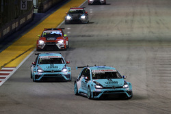Jean-Karl Vernay, Leopard Racing, Volkswagen Golf GTI TCR leads