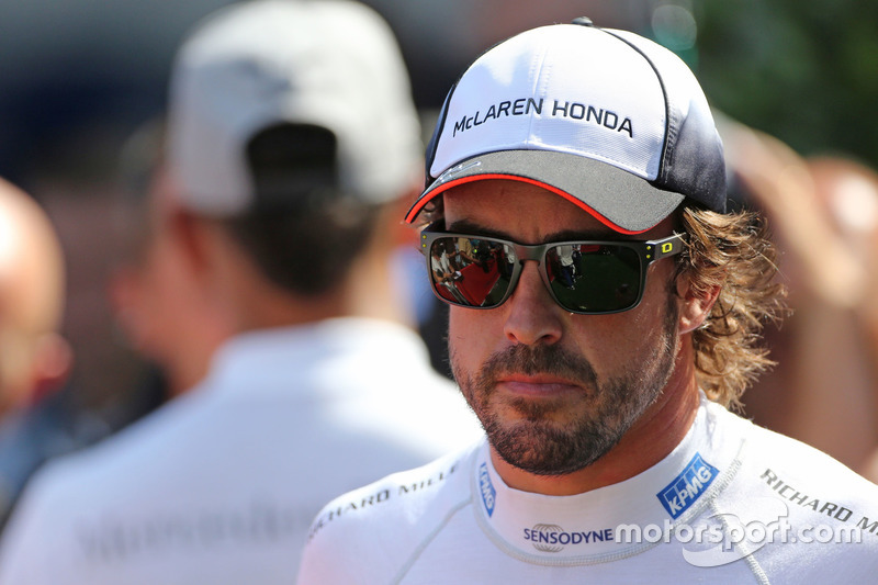 Fernando Alonso será o penúltimo. O espanhol tem 35 posições de grid como pena e não conseguiu completar uma volta sequer hoje.