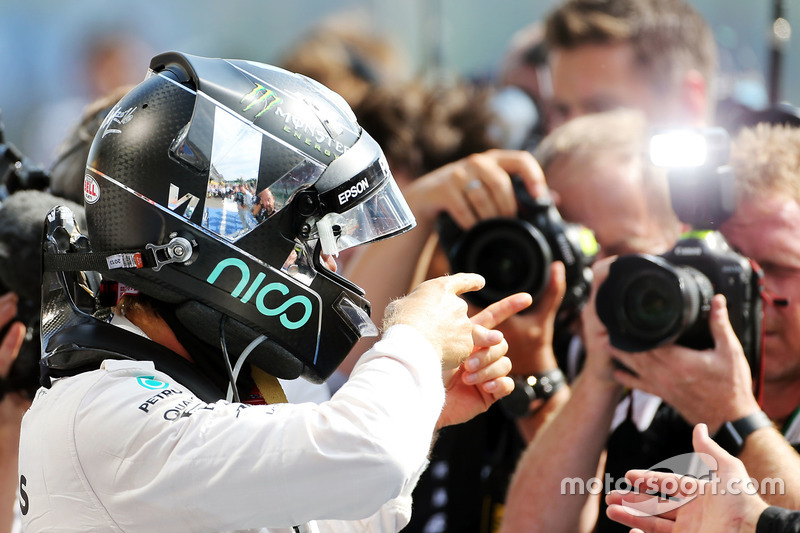 Il vincitore della gara Nico Rosberg, Mercedes AMG F1 festeggia nel parco chiuso