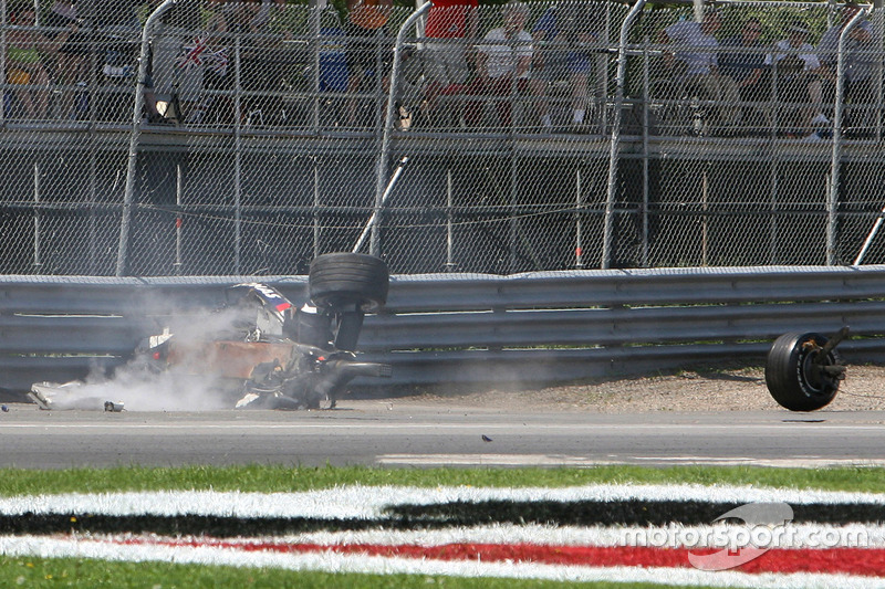 Robert Kubica, BMW Sauber F1 Team, F1.07, crashed heavily during the race