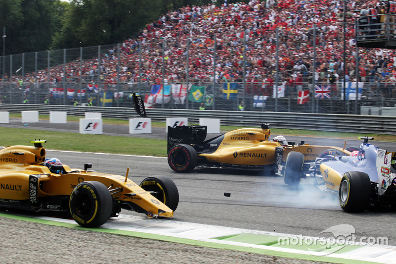 Crash involving Jolyon Palmer, Renault Sport F1 Team RS16, Felipe Nasr, Sauber C35, and Kevin Magnussen (DEN) Renault Sport F1 Team RS16