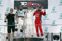 Podium: Le vainqueur Roberto Colciago, Honda Civic TCR, Target Competition; le deuxième Stefano Comini, Volkswagen Golf GTI TCR, Leopard Racing; le troisième James Nash, Seat Leon, Team Craft-Bamboo LUKOIL