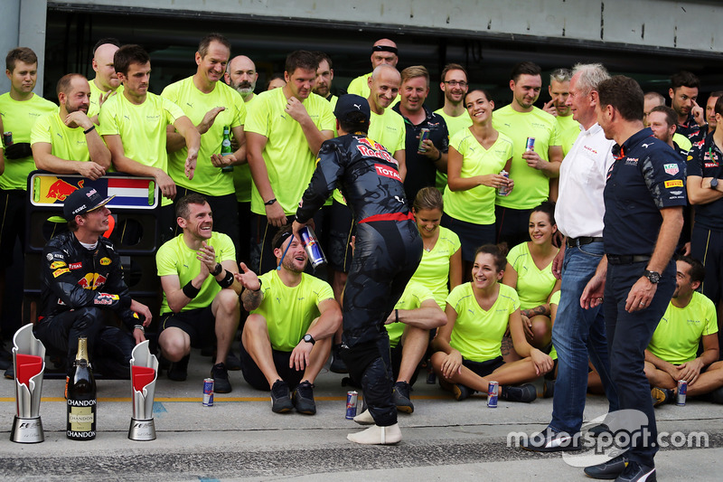 Race winner Daniel Ricciardo, Red Bull Racing celebrates with team mate Max Verstappen, Red Bull Rac