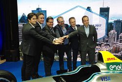 (l. nach r.) Nelson Piquet Jr., NEXTEV TCR Formula E Team; Alejandro Agag, Geschäftsfüher Formel E; 