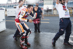 Le vainqueur Marc Marquez, Repsol Honda Team fête sa victoire avec l'équipe