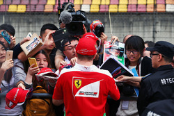 Kimi Raikkonen, Ferrari signs autographs for the fans