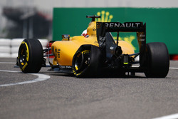 Kevin Magnussen, Renault Sport F1 Team RS16 with a punctured left rear Pirelli tyre