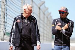 Carlos Sainz Jr., Scuderia Toro Rosso camina el circuito con John Booth, Scuderia Toro Rosso Directo