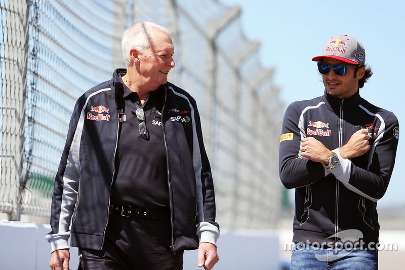Carlos Sainz Jr., Scuderia Toro Rosso camina el circuito con John Booth, Scuderia Toro Rosso Director de carreras