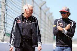 Carlos Sainz Jr., Scuderia Toro Rosso wandelt op het circuit met John Booth, Scuderia Toro Rosso Dir