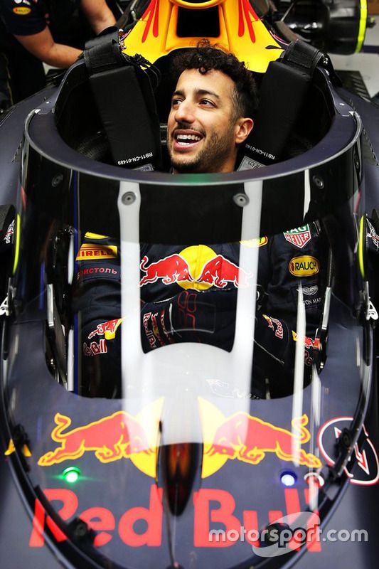 Daniel Ricciardo, Red Bull Racing RB12 con el protector de cabeza