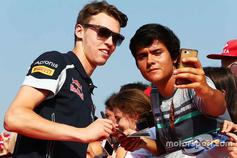 Daniil Kvyat, Scuderia Toro Rosso, mit Fans