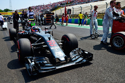 Jenson Button, McLaren MP4-31 on the grid