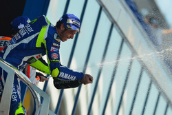 Podium: winnaar Valentino Rossi, Yamaha Factory Racing, met champagne