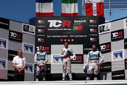 Podium: le deuxième Jean-Karl Vernay, Leopard Racing, Volkswagen Golf GTI TCR; le vainqueur Gianni Morbidelli, West Coast Racing, Honda Civic TCR; le troisième Stefano Comini, Leopard Racing, Volkswagen Golf GTI TCR