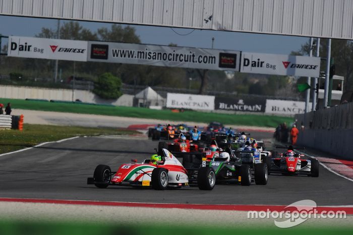 Arrancada: Mick Schumacher lidera el grupo