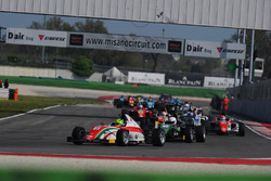 partenza: Mick Schumacher in testa al gruppo