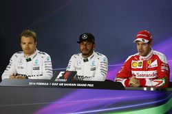 El puesto de clasificación de la Conferencia de prensa FIA. Nico Rosberg, de Mercedes AMG F1; Lewis 