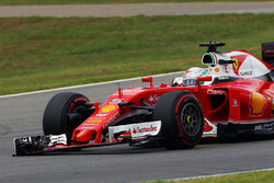 Sebastian Vettel, Ferrari SF16-H with a broken front wing