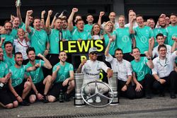 Ganador de la carrera Lewis Hamilton, Mercedes AMG F1 celebra con el equipo