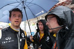 Jolyon Palmer, Renault Sport F1 Team, et Julien Simon-Chautemps, Renault Sport F1 Team