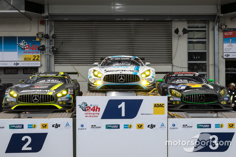 Fahrzeug-Podium: 1. #4 AMG-Team Black Falcon, Mercedes-AMG GT3: Bernd Schneider, Maro Engel, Adam Christodoulou, Manuel Metzger; 2. #29 AMG-Team HTP Motorsport, Mercedes-AMG GT3: Christian Vietoris, Marco Seefried, Christian Hohenadel, Renger Van der Zande, 3. #88 Haribo Racing Team-AMG, Mercedes-AMG GT3: Uwe Alzen, Lance David Arnold; Maximilian Götz, Jan Seyffarth