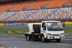 Kehrmaschine in der Boxengasse des Charlotte Motor Speedway