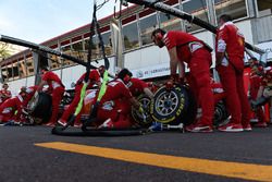 Машины Ferrari SF16-H