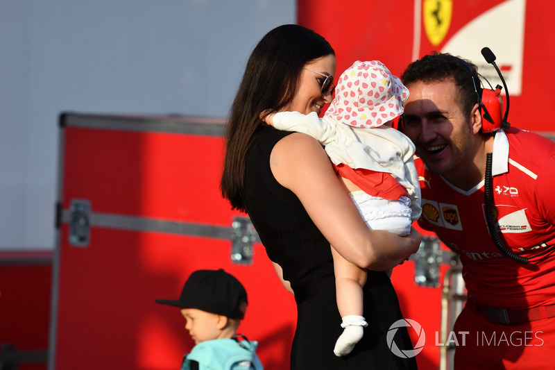 Minttu Virtanen, vrouw van Kimi Raikkonen, Ferrari, met dochter Rianna Raikkonen