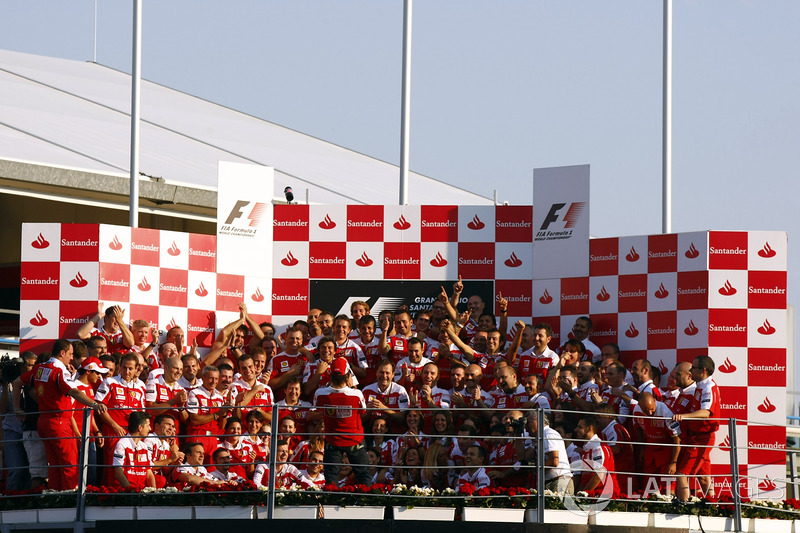 Ganador de la carrera Fernando Alonso, Ferrari F10 y el equipo Ferrari celebran una victoria