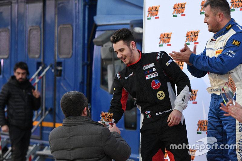 Gianmarco Quaresmini riceve il trofeo