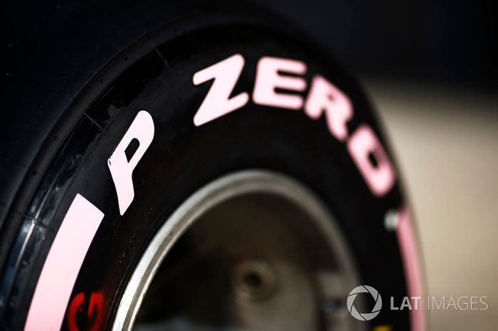 Neumáticos Pirelli con marcas color rosa en apoyo a la concienciación del cáncer de mama