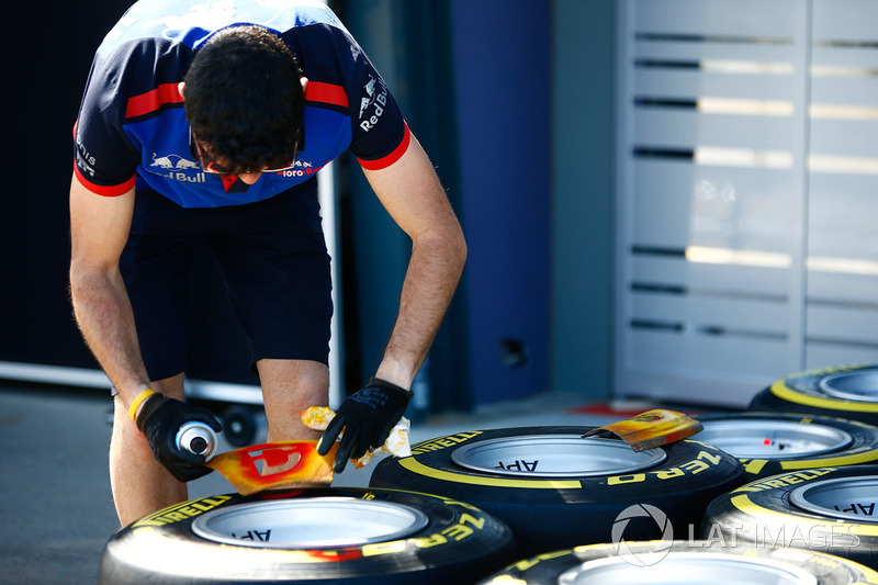 Degli ingegneri della Scuderia Toro Rosso etichettano degli pneumatici Pirelli soft e supersoft tyres in pitlane