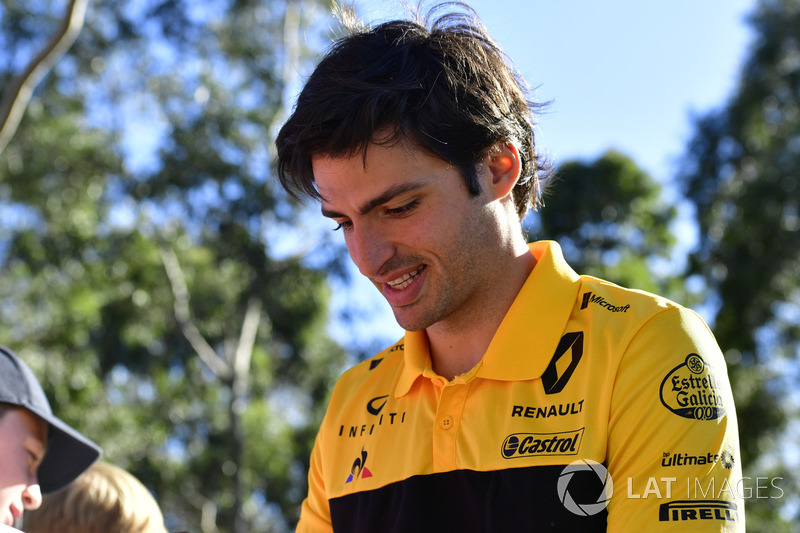 Carlos Sainz Jr., Renault Sport F1 Team firma autógrafos para fans
