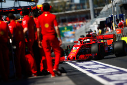 Sebastian Vettel, Ferrari SF71H, dans la voie des stands
