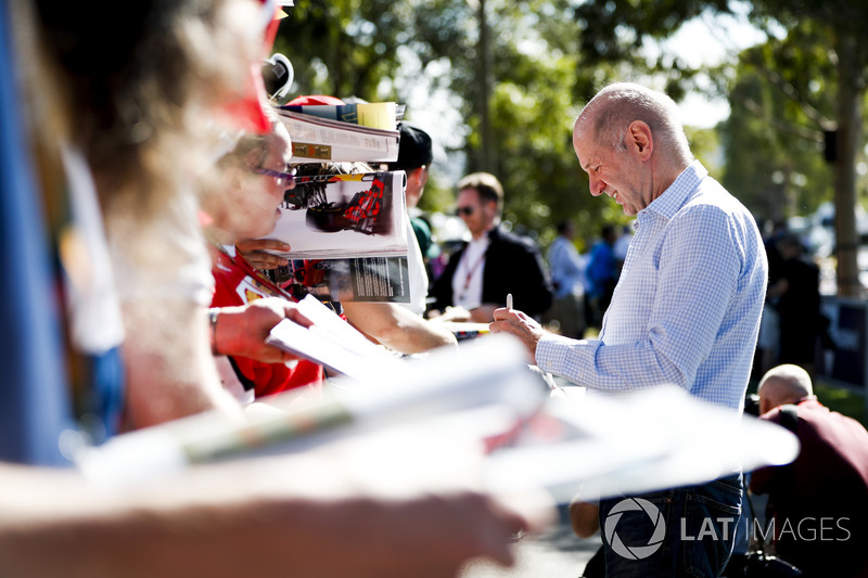 Adrian Newey, Chief Technical Officer, Red Bull Racing, firma un autografo