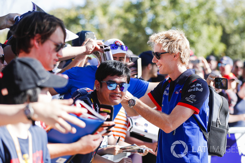 Brendon Hartley, Toro Rosso, meets fans