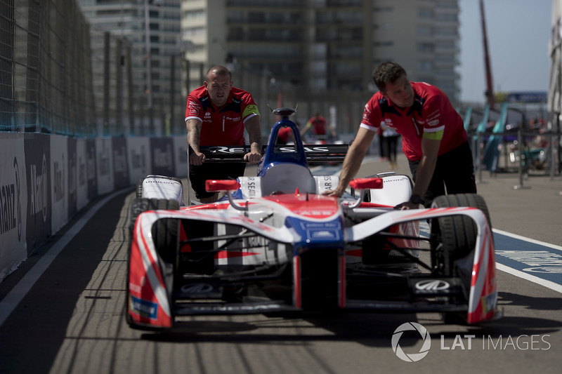 Mechanics push the car of Nick Heidfeld, Mahindra Racing