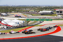 Sebastian Vettel, Ferrari SF70H, Lewis Hamilton, Mercedes AMG F1 W08, Valtteri Bottas, Mercedes AMG F1 W08, Daniel Ricciardo, Red Bull Racing RB13, Kimi Raikkonen, Ferrari SF70H, Esteban Ocon, Sahara Force India F1 VJM10, Fernando Alonso, McLaren MCL32, Carlos Sainz Jr., Renault Sport F1 Team RS17, the rest of the field at the start