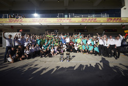Гонщик Mercedes AMG F1 Льюис Хэмилтон празднует победу вместе с командой