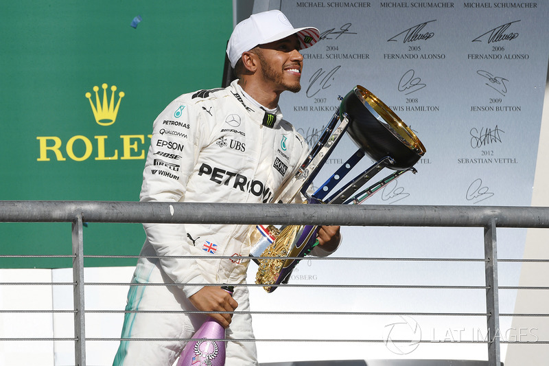 Il vincitore della gara Lewis Hamilton, Mercedes AMG F1 festeggia sul podio con lo champagne e il trofeo