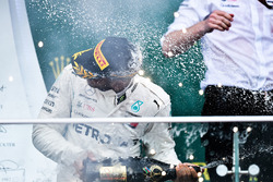 Podyum: Yarış galibi Lewis Hamilton, Mercedes-AMG F1