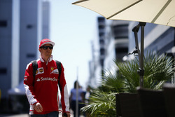 Kimi Raikkonen, Ferrari, con la felpa la cui replica è in palio per il GP Predictor del GP dell'Azerbaijan