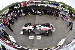 Josef Newgarden, Team Penske Chevrolet fête sa victoire sur la Victory Lane